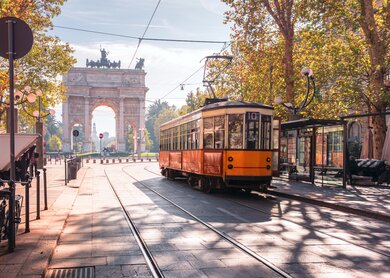 Berühmte Oldtimer-Strassenbahn im Zentrum der Altstadt von Mailand | © Gettyimages.com/KavalenkavaVolha