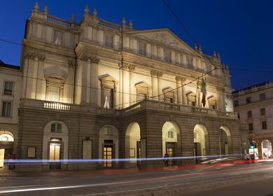 Das Gebäude des Teatro alla Scala bei Abenddämmerung | © Gettyimages.com/JavierGil1000
