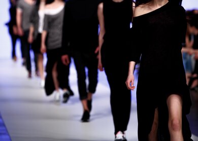 Models laufen auf dem Laufsteg der Fashion Week in Mailand | © Gettyimages.com/Wirestock