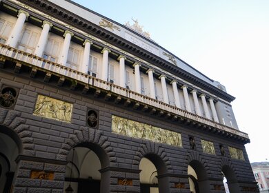 Untersicht auf das Opernhaus Teatro di San Carlo in Neapel | © Gettyimages.com/Tatsuo115