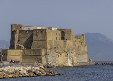 Castel dell'Ovo, mittelalterliche Burg auf einer kleinen Insel vor der Küste von Neapel, Italien | © gettyimages.com