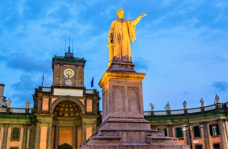 Das angestrahlte Dante Alighieri Monument in Neapel bei Nacht | © Gettyimages.com/Leonid Andronov