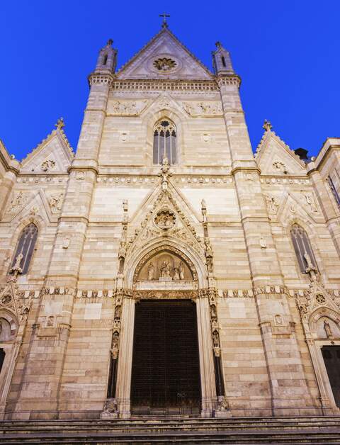 Untersicht auf die Kathedrale von Neapel bei Nacht | © Gettyimages.com/benkrut