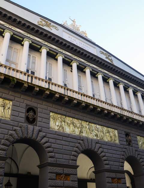 Untersicht auf das Opernhaus Teatro di San Carlo in Neapel | © Gettyimages.com/Tatsuo115