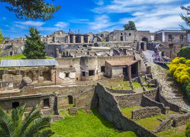 Panoramasicht auf die antike Stadt Pompei mit Haeusern und Strassen | © Gettyimages.com/larisashpineva