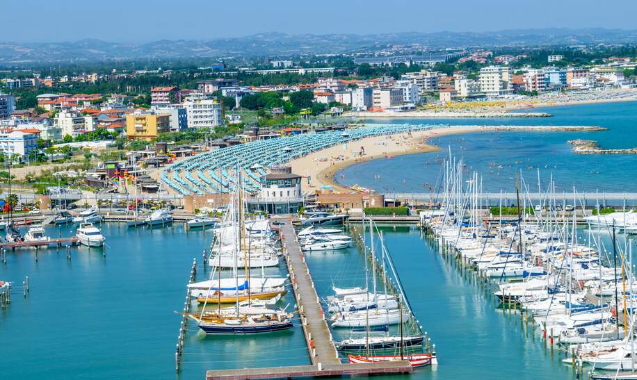 Luftaufnahme des Strandes von Rimini mit den Bootsanlegern im Vordergrund | © Gettyimages.com/Rytis Bernotas
