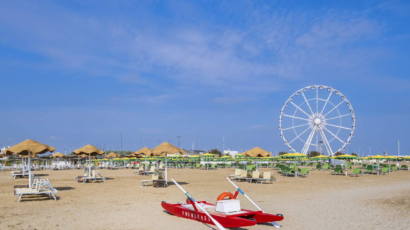 Weitläufiger, feiner Sandstrand in Rimini bietet zahlreiche Wasseraktivitäten und dem Riesenrad- perfekt für Familien mit Kindern | © Gettyimages.com/Flavio Vallenari