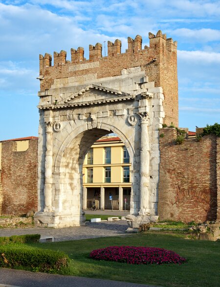 Der Augustusbogen in Rimini – ein beeindruckendes römisches Tor und Wahrzeichen der Stadt aus der Antike, Italien | © Gettyimages.com/Timofey Zadvornov