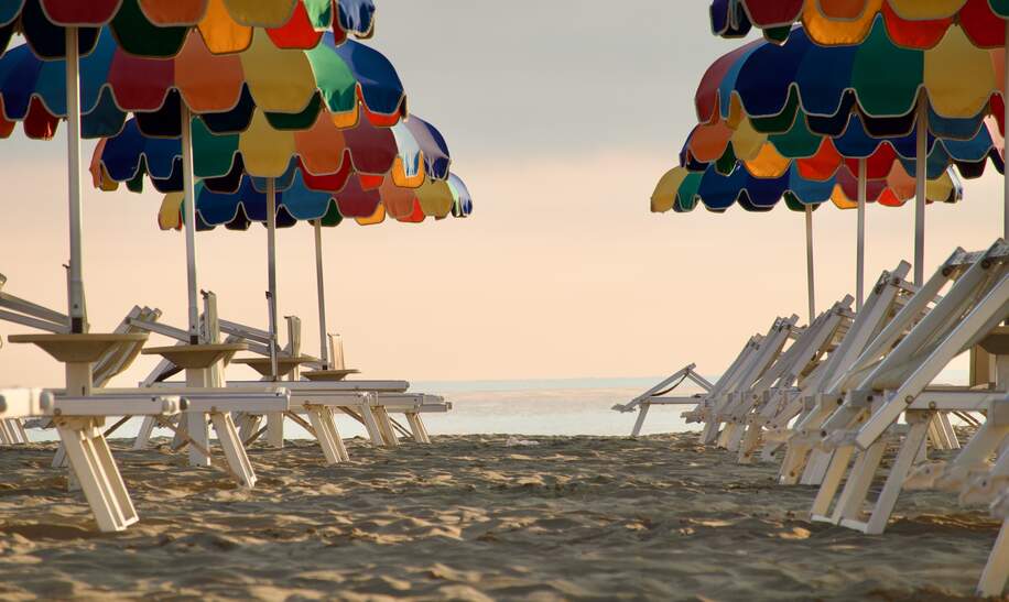Farbenfrohe Sonnenschirme am feinen Sandstrand von Rimini während des Sonnenuntergangs sorgen für entspannende Urlaubsatmosphäre | © Gettyimages.com/Giorgio Pasini