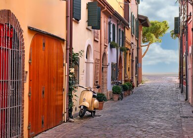Schmale Gasse in Rimini, Italien, mit Motorroller und alten Gebäuden im mediterranen Stil | © Gettyimages.com/goce
