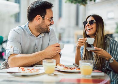 Leckere Pizza und ein Cappuccino in einem traditionellen Restaurant in Italien, typisch italienische Küche | © Gettyimages.com/Jovanmandic