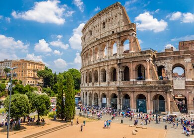 Kolosseum mit klaren, blauen Himmel und Wolken, Rom. Panorama | © Gettyimages.com/nicola forenza