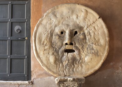 La Bocca della Verità ("der Mund der Wahrheit"), in der schönen frühchristlichen Kirche Santa Maria in Cosmedin in Rom | © Gettyimages/Blueplace