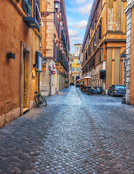 Schmale Gasse in der Innenstadt Roms, | © Gettyimages/Anton Aleksenko