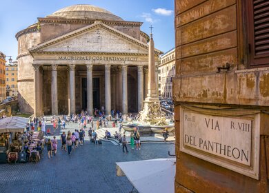 Pantheon am Morgen in Rom, belebte Strassen | © Gettyimages/Nicola Forenza