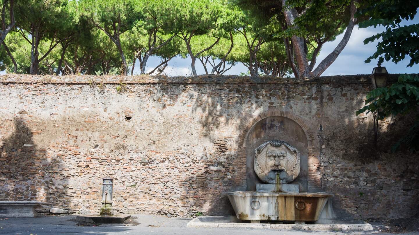 Wasser-Brunnen in der Naehe von Santa Sabina Kirche in Rom | © Gettyimages/undefined undefined