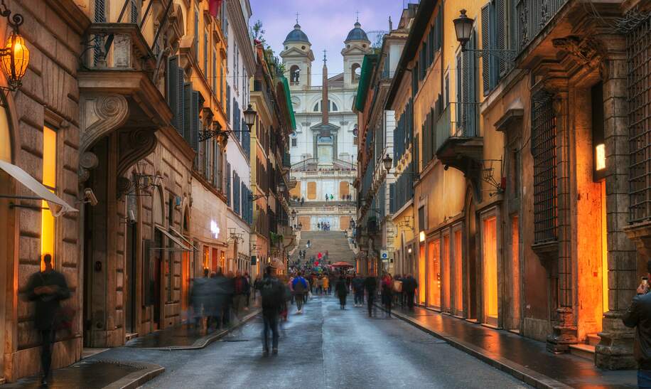 Belebte Gasse am Abend in Rom | © Gettyimages/lucky-photographer