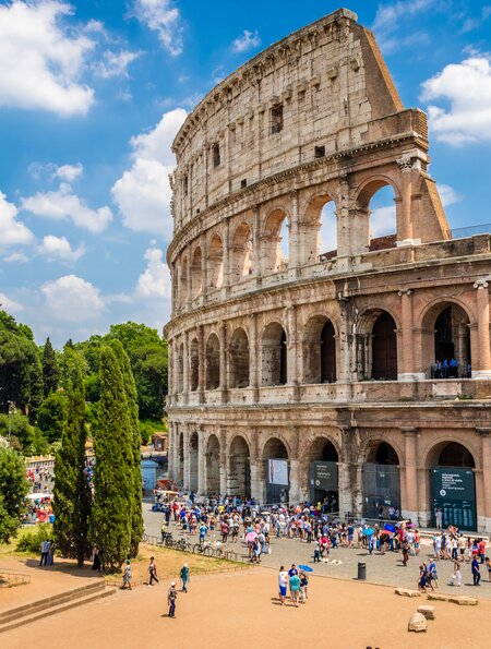 Kolosseum mit klaren, blauen Himmel und Wolken, Rom. Panorama | © Gettyimages.com/nicola forenza