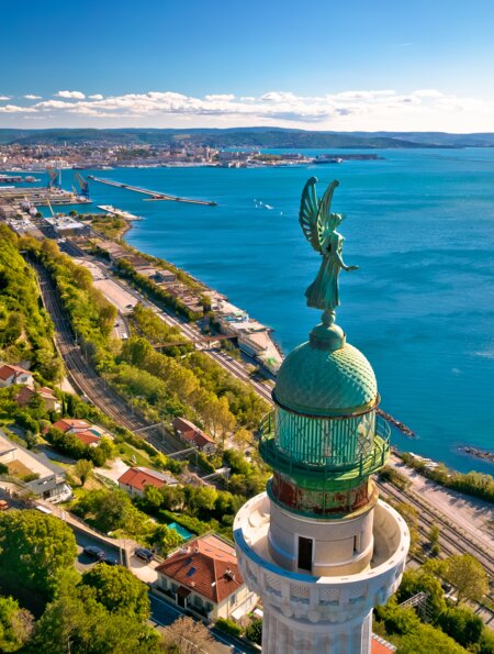 Atemberaubender Ausblick von oben auf Triest und das Adriatische Meer, mit dem Faro della Vittoria im Vordergrund | © Gettyimages.com/xbrchx