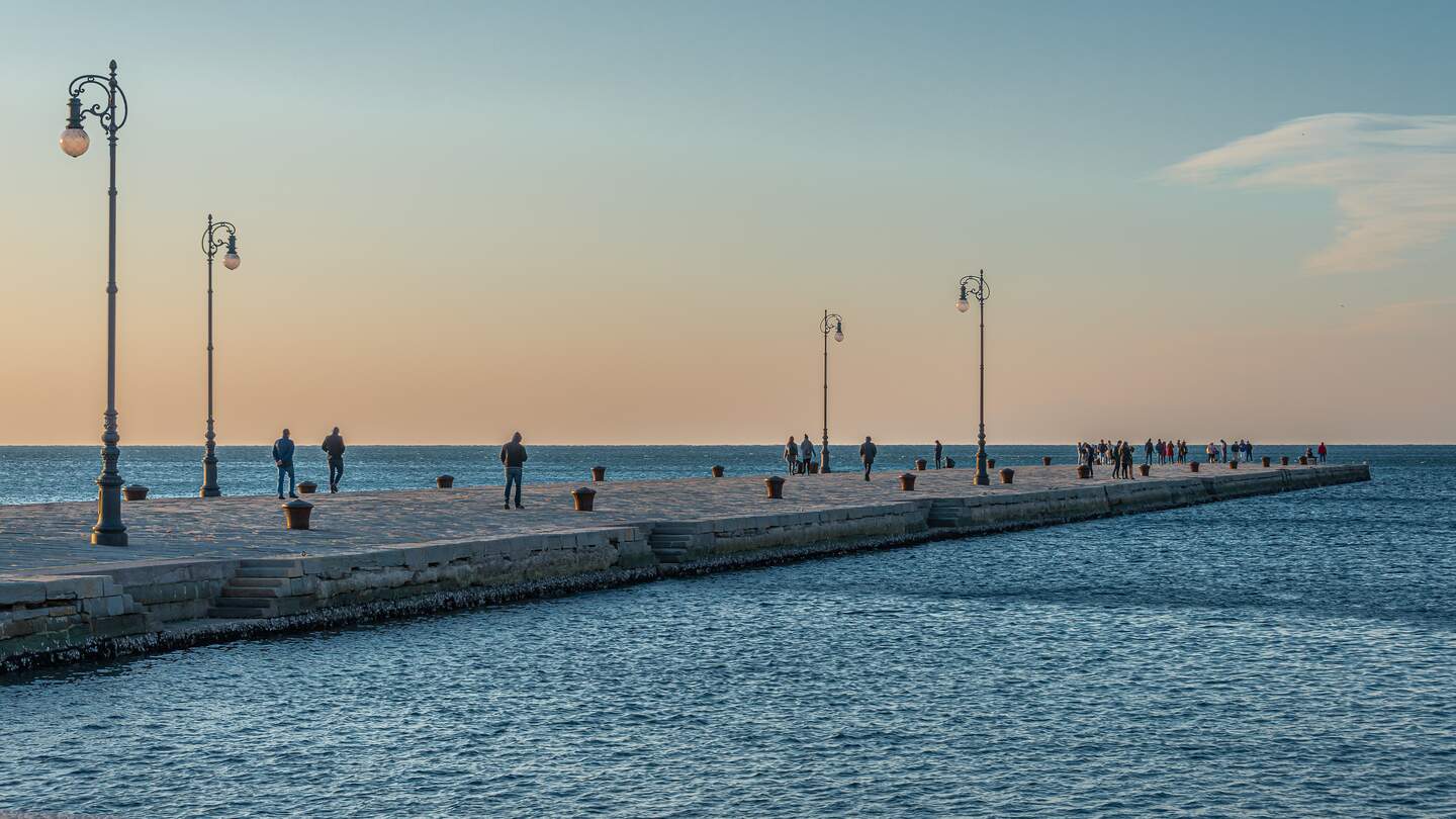 Der Molo Audace Steg in Triest bietet einen atemberaubenden Blick auf das Meer und die Sehenswürdigkeiten an der Küste | © Gettyimages.com/FotoGablitz