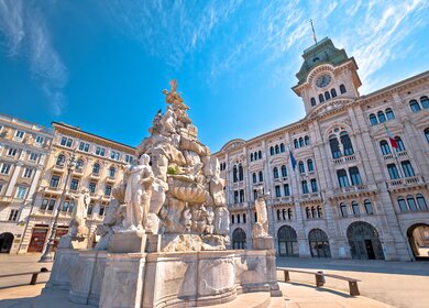 Der Brunnen der Vier Kontinente vor dem Rathaus auf der Piazza Unità d'Italia in Triest, historische Sehenswürdigkeiten | © Gettyimages.com/xbrchx