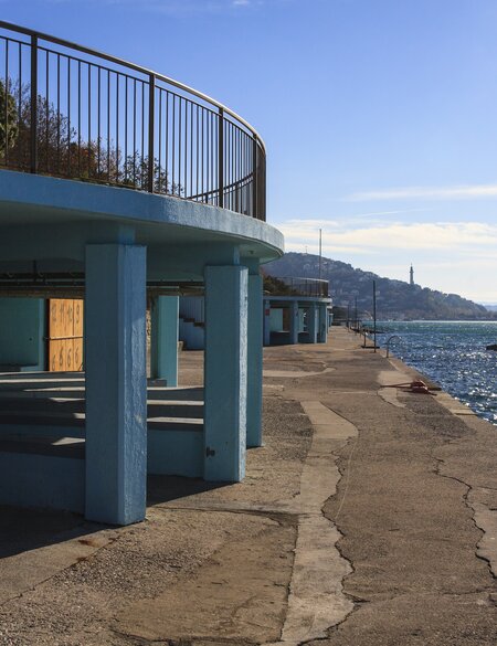 Badeterrassen in Triest die aufgrund ihrer Form Topolini genannt werden | © Gettyimages.com/Bepsimage