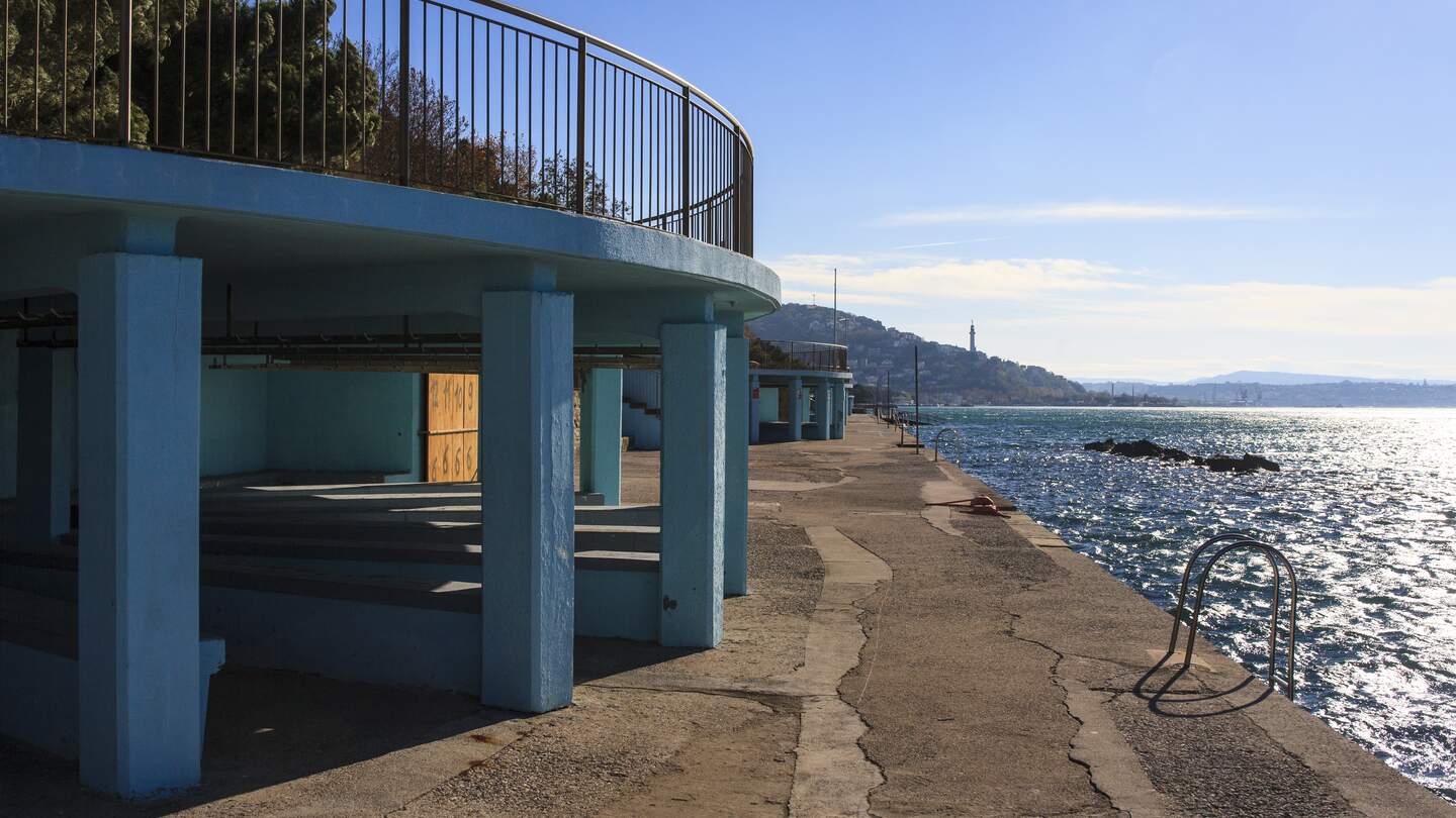 Badeterrassen in Triest die aufgrund ihrer Form Topolini genannt werden | © Gettyimages.com/Bepsimage