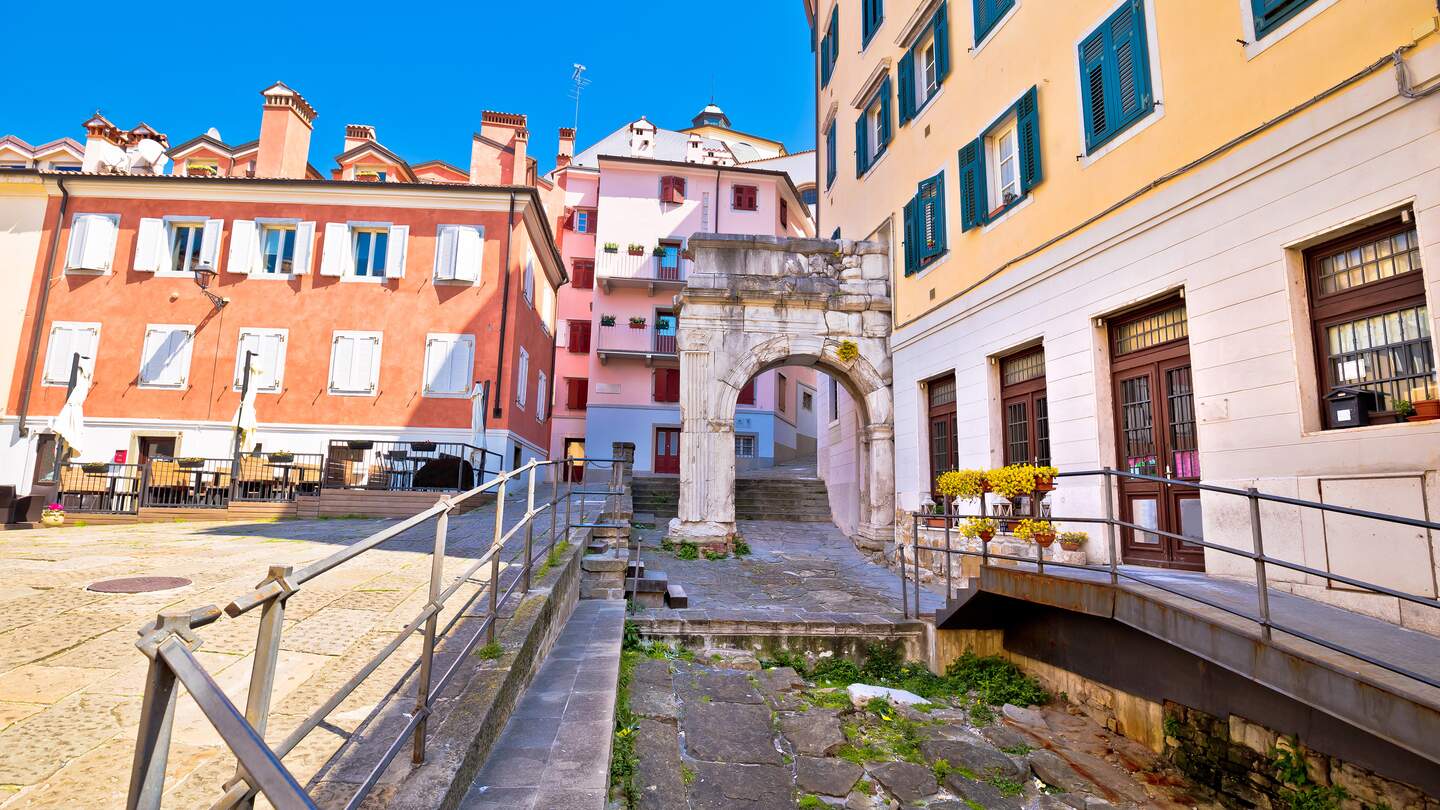 Reste des Arco di Riccardo in Triest, einer historischen Sehenswürdigkeit aus der römischen Zeit | © Gettyimages.com/xbrchx