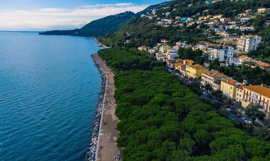 Der Stadtstrand in Triests Stadtteil Barcola, ein beliebter Ort zum Entspannen mit Blick auf das Adriatische Meer und die umliegende Küste | © Gettyimages.com/Belus
