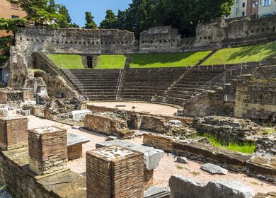 Das antike römische Theater in Triest, ein historisches Wahrzeichen der Stadt | © Gettyimages.com/phbcz