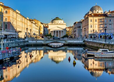 Blick auf den Canal Grande in Triest, Italien mit historischen Gebäuden und malerischer Architektur | © Gettyimages.com/only_fabrizio