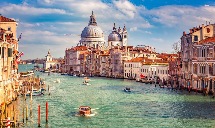 einen malerischen Blick auf den Canal Grande in Venedig, Italien, mit der historischen Basilika di Santa Maria della Salute im Hintergrund | © gettyimages.com/ Sergey Borisov