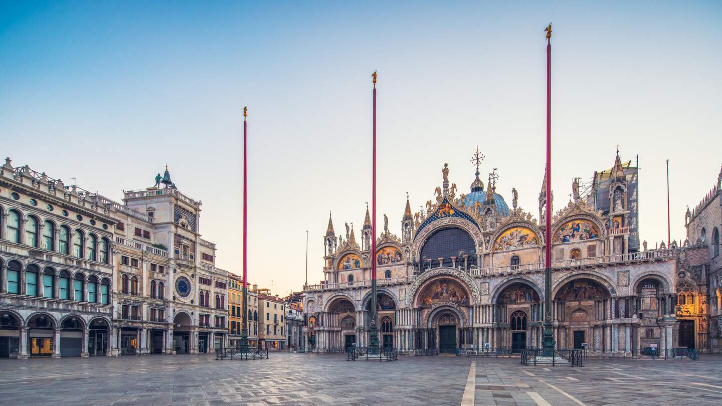 Die Kirche Basilika di San Marco und der Glockenturm Campanile di San Marco am Makrusplatz mit morgendlichem Himmel in Venedig, Italien | © GettyImages.com/JaCZhou