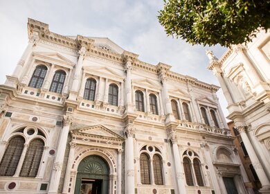 Untersicht auf die Vorderseite der Scuola Grande di San Rocco in Venedig, Italien | © GettyImages.com/Booblgum