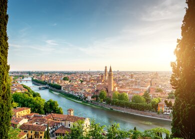 Panoramablick auf die Alstadt von Verona im Sonnenuntergang | © Gettyimages.com/RossHelen