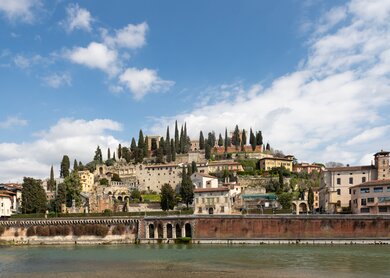 Ausblick auf die Burg San Pietro an der Etsch in Verona bei gutem Wetter | © GettyImages.com/mtphoto19