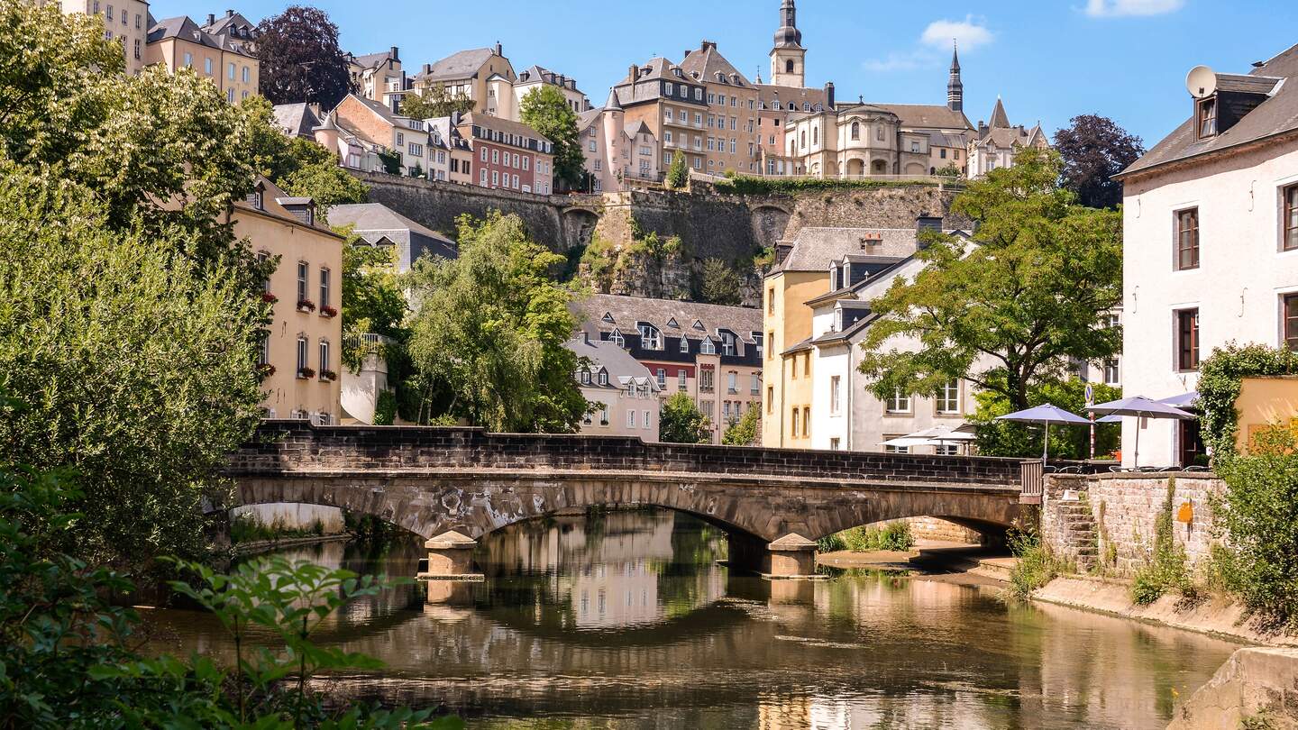 Luxemburg Stadt, den Grund, Bruecke ueber den Fluss Alzette | © Gettyimages.com/tibu