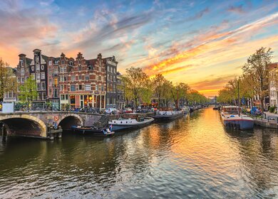 Sonnenuntergang im Fruehling in der Brouwersgracht und Prinsengracht,  UNESCO-Welterbe, in Amsterdam | © Gettyimages.com/Noppasin Wongchum