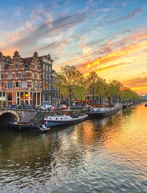 Sonnenuntergang im Fruehling in der Brouwersgracht und Prinsengracht,  UNESCO-Welterbe, in Amsterdam | © Gettyimages.com/Noppasin Wongchum