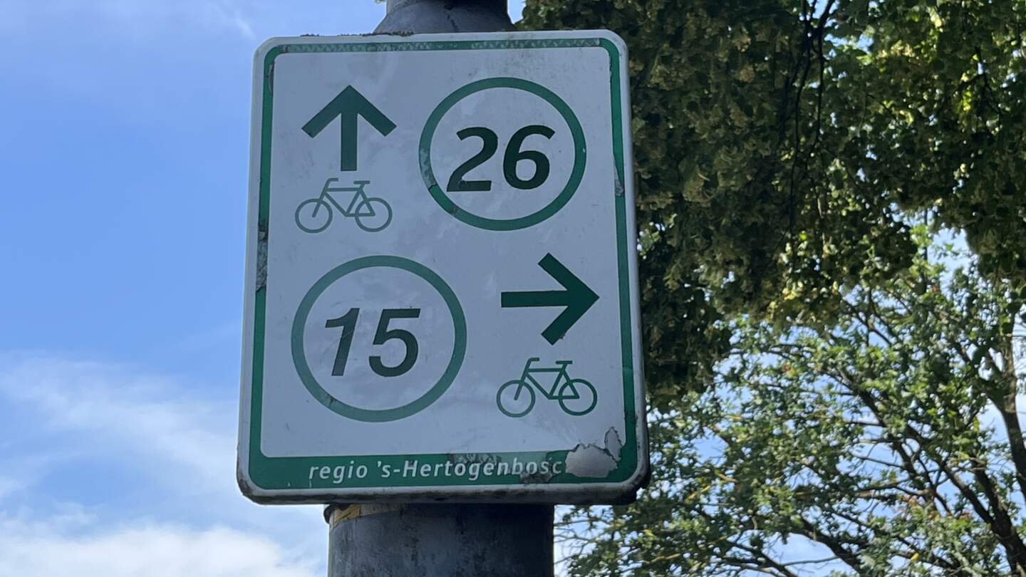 Die einfache Navigation der Radwege in Brabant wird durch simple Straßenschilder sichergestellt | © Laura Müller