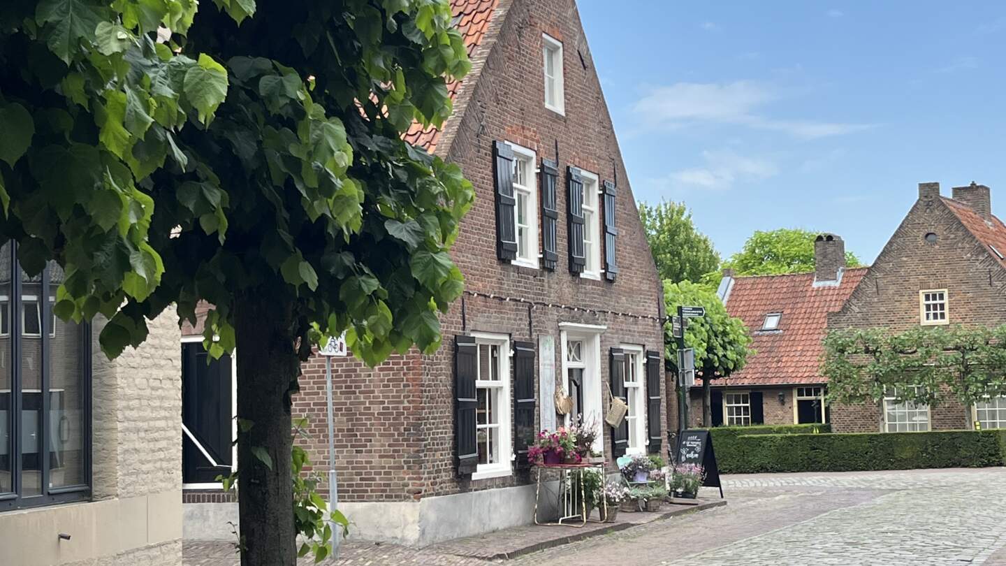 Ein historisches Wohnhaus steht in der Stadt Oirschot in der niederländischen Provinz Brabant | © Laura Müller