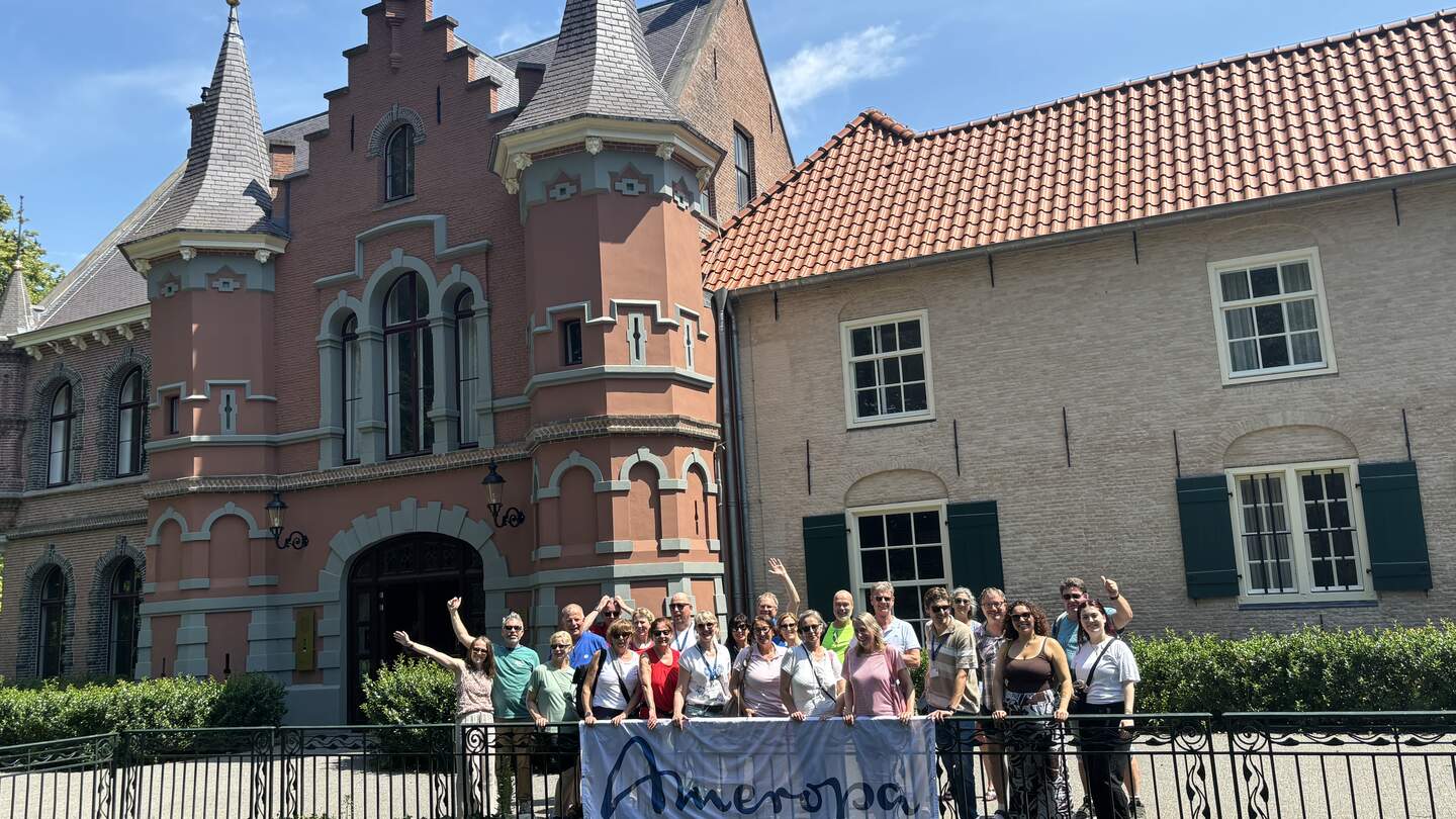 Das Ameropa Team posiert vor dem Kasteel Steeneburg auf ihrer Rad-Reise durch Brabant | © Laura Müller