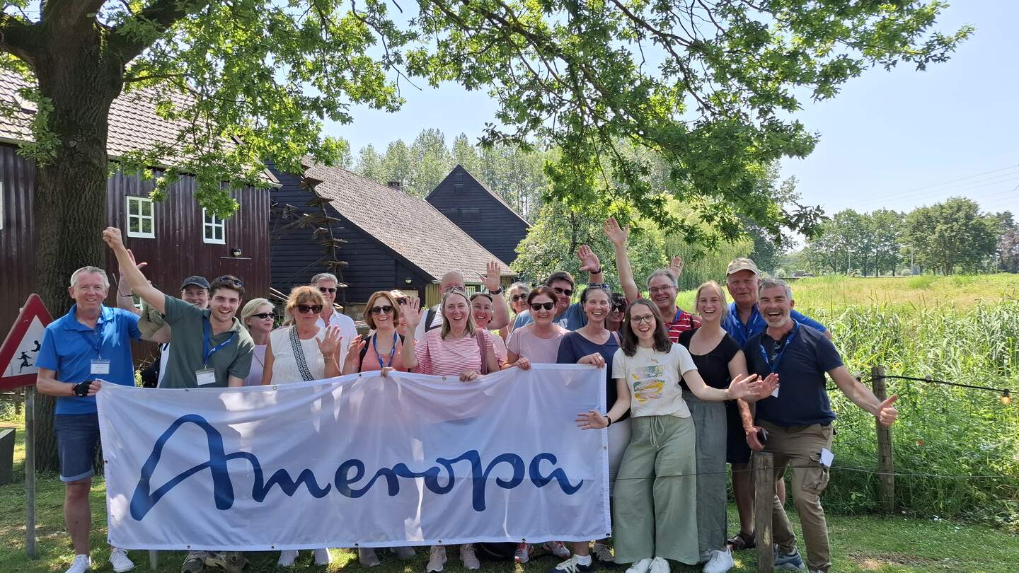 Das Ameropaa Team posiert für ein Gruppenfoto in Opwettense Watermole | © Laura Müller