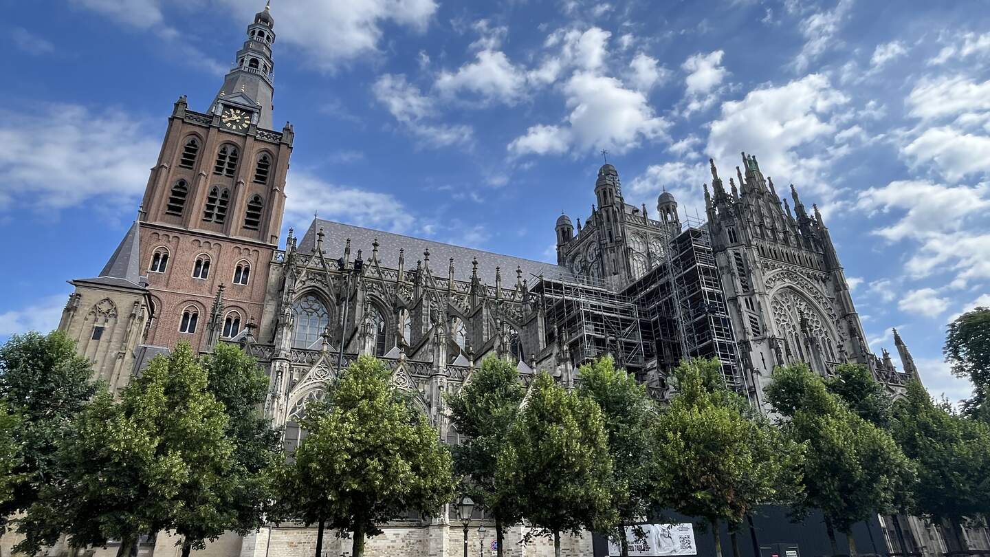 Die imposante Sankt Johannes-Kathedrale in den Bosch, Brabant, im Stil der Gotik. | © Laura Müller