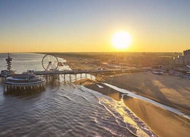 Der Pier in Scheveningen, Den Haag bei Sonnenaufgang | © Gettyimages.com/1111IESPDJ
