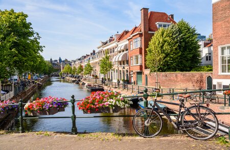 Traditionelle Backsteinhaeuser entlang eines Kanals in den Haag | © Gettyimages.com/AlbertPego