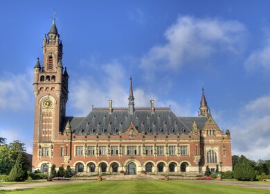 Blick auf den Friedenspalast, den internationalen Gerichtshof  in Den Haag | © Gettyimages.com/thehague