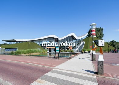 Madurodam-Eingang. Madurodam ist ein Miniaturpark und eine Touristenattraktion im Den Haag-Bezirk Scheveningen in den Niederlanden | © Gettyimages.com/Bjoern Wylezich