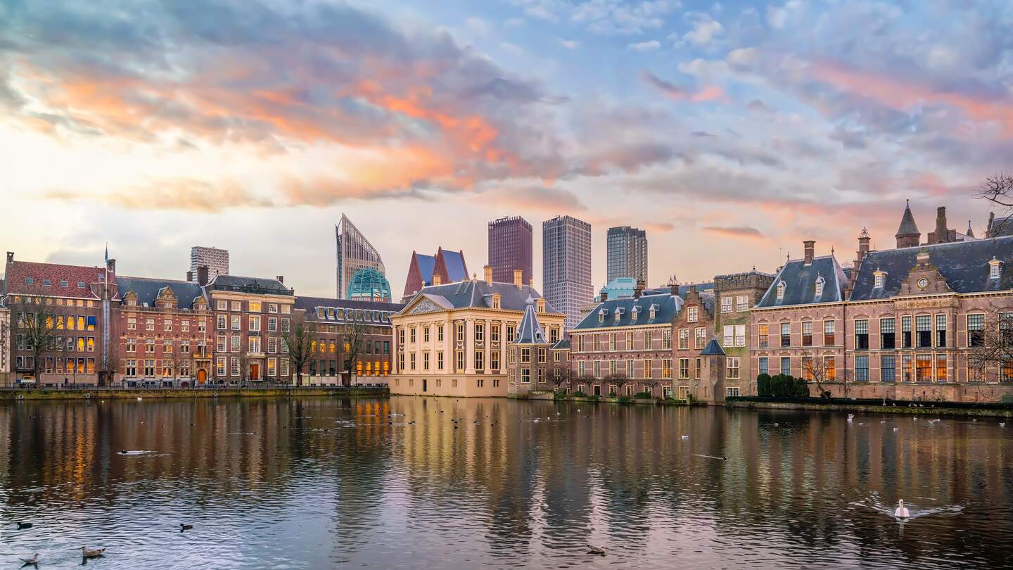 Blick auf das Parlament Burg Binnenhof in Den Haag | © Gettyimages.com/f11photo