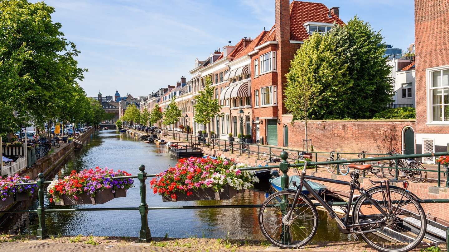 Traditionelle Backsteinhaeuser entlang eines Kanals in den Haag | © Gettyimages.com/AlbertPego